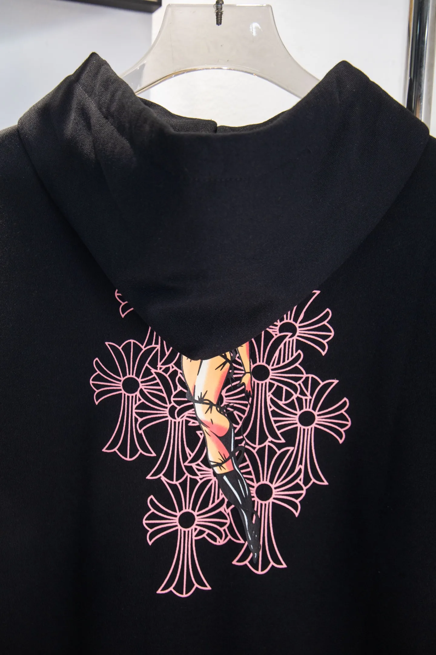 P280 Style number: Y265 Chrome Hearts Deadly Doll co-branded comic girl zipper long-sleeved hooded sweatshirt jacket. Heavy production. Scan the QR code to enter the official website in seconds. All customized originals are the same. Many details. What you see is what you get. Look for the exclusive background. Zhengerbajing 500g pure cotton large terry fabric. All fabrics have been shrunk in advance. Quality first. What you see is what you get. The pattern will not change after one wash. Distinguish some disposable clothes in the market. Three standards The packaging is complete, all original versions are restored and customized, the same style for men and women is versatile, a more classic version, the version is very unique, hangtag, hanging particles, washed, packaging bag, full set of accessories, very good appearance, super exquisite workmanship, color: black, size: S-XL